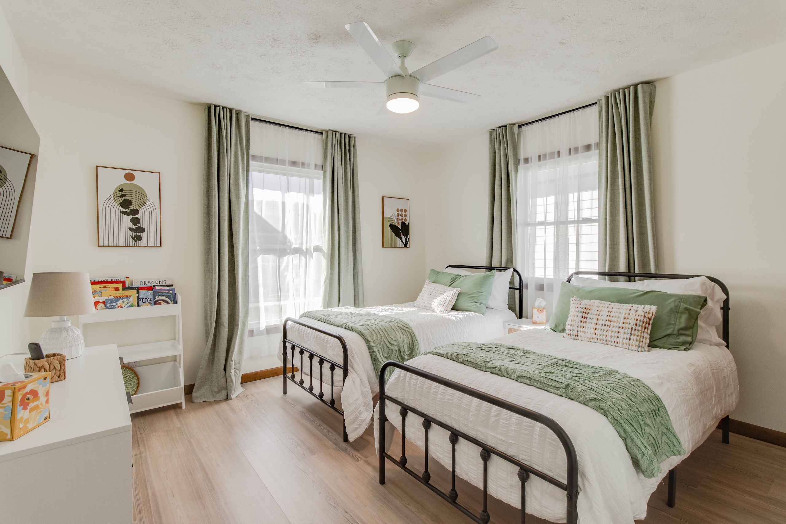Second bedroom with twin beds